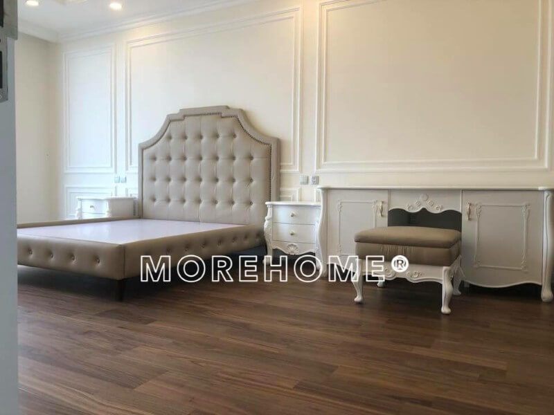 . Giường ngủ gỗ tự nhiên có kiểu dáng cổ điển, bọc da cao cấp giúp khu vực phòng ngủ trở nên sang trọng hơn.