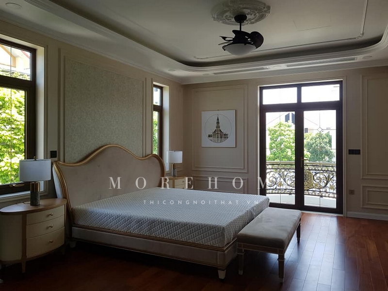 Thi công một chiếc giường gỗ tự nhiên tân cổ điển với những ngăn kéo nhỏ tiện nghi để sử dụng làm nơi đặt đèn ngủ tiện lợi.